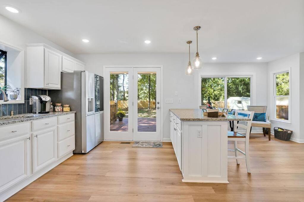 Middle Sound Hideaway~Beaches, Shopping, Families Villa Wilmington Eksteriør billede